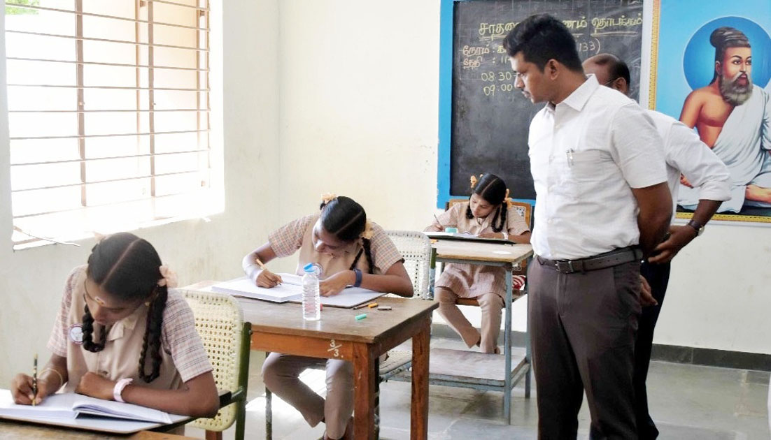 1330 திருக்குறள்களை தலைகீழாக எழுதும் சாதனை நிகழ்வு மாணவிகளுக்கு ஆட்சியர் நேரில் பாராட்டு