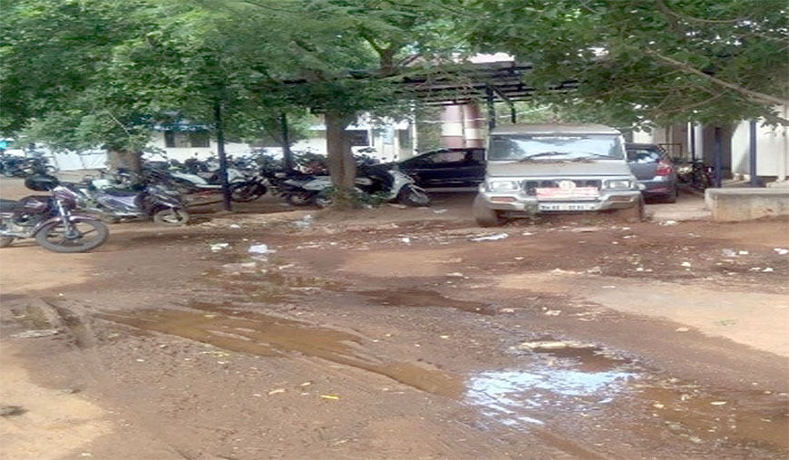 சிவகங்கை வட்டாட்சியர் அலுவலகத்தில் நிரம்பி வழியும் செப்டிக் தொட்டி தொற்றுநோய் பரவும் அபாயத்தால் பொதுமக்கள் அச்சம்