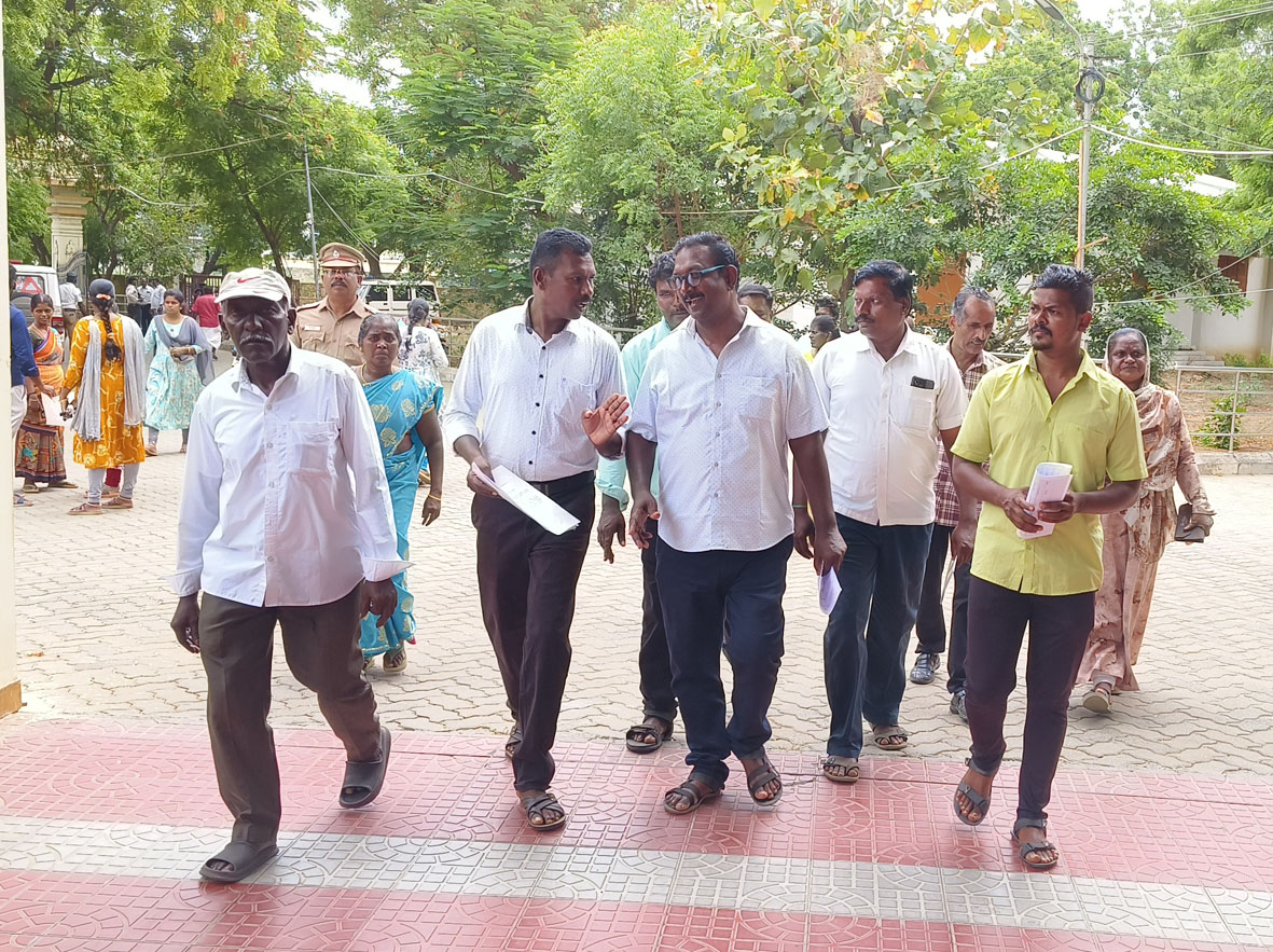 வாழ்வாதாரத்திற்கு மாற்று தொழில் கேட்டு நெல்லை ஆட்சியர் அலுவலகத்தில் குவிந்த மாஞ்சோலை எஸ்டேட் மக்கள்