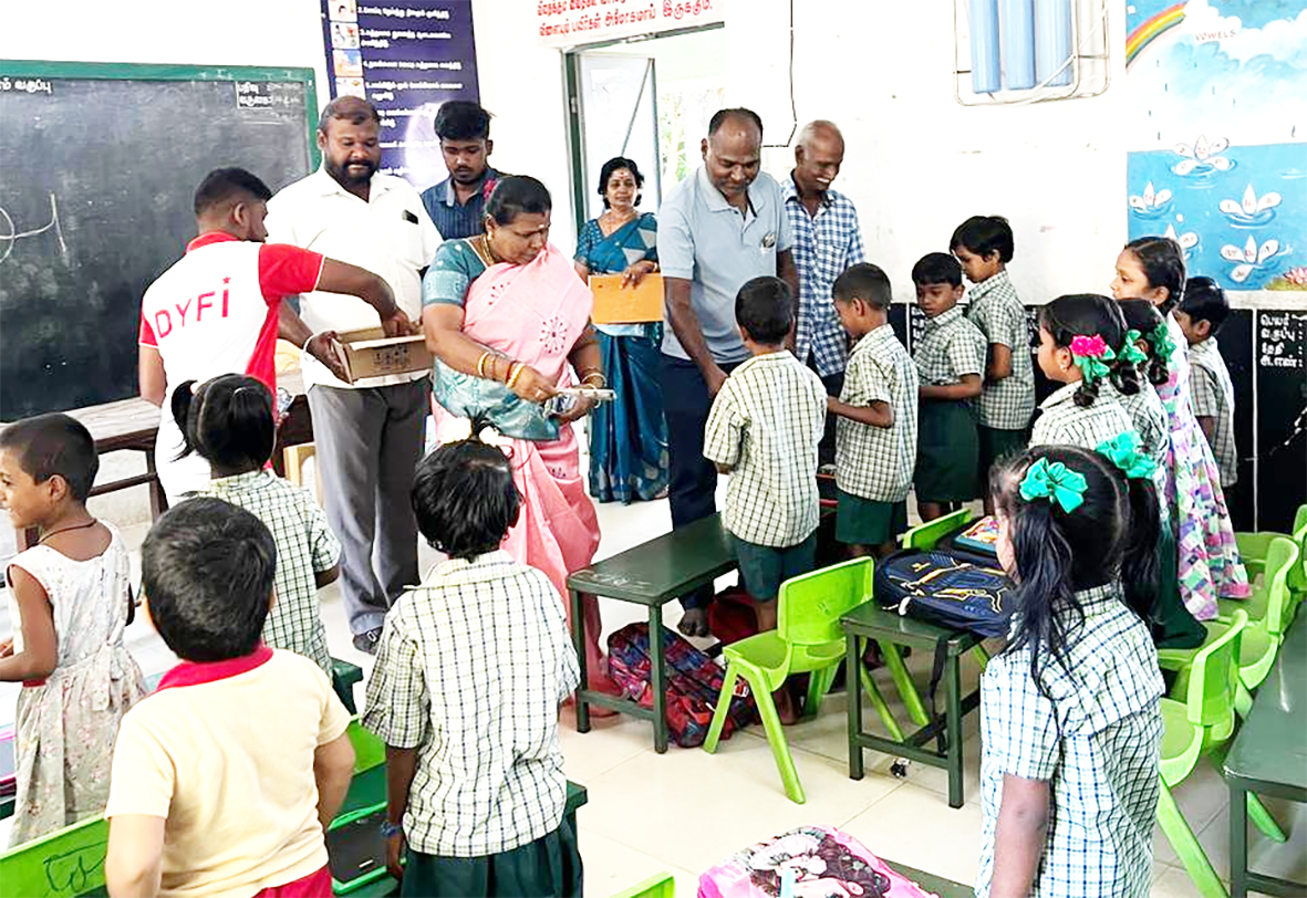 அரசுப்பள்ளி மாணவர்களுக்கு கல்வி உபகரணங்கள் வழங்கிய வாலிபர் சங்கத்தினர்
