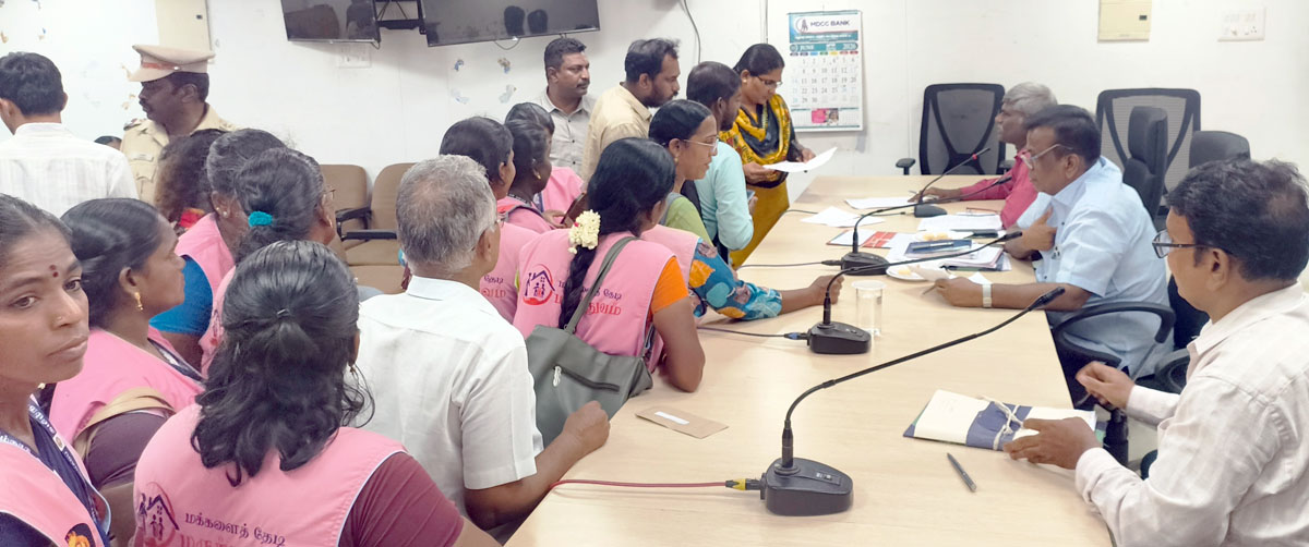 ஊதிய உயர்வு கோரி மனு அளித்த மக்களை தேடி மருத்துவ ஊழியர்கள்