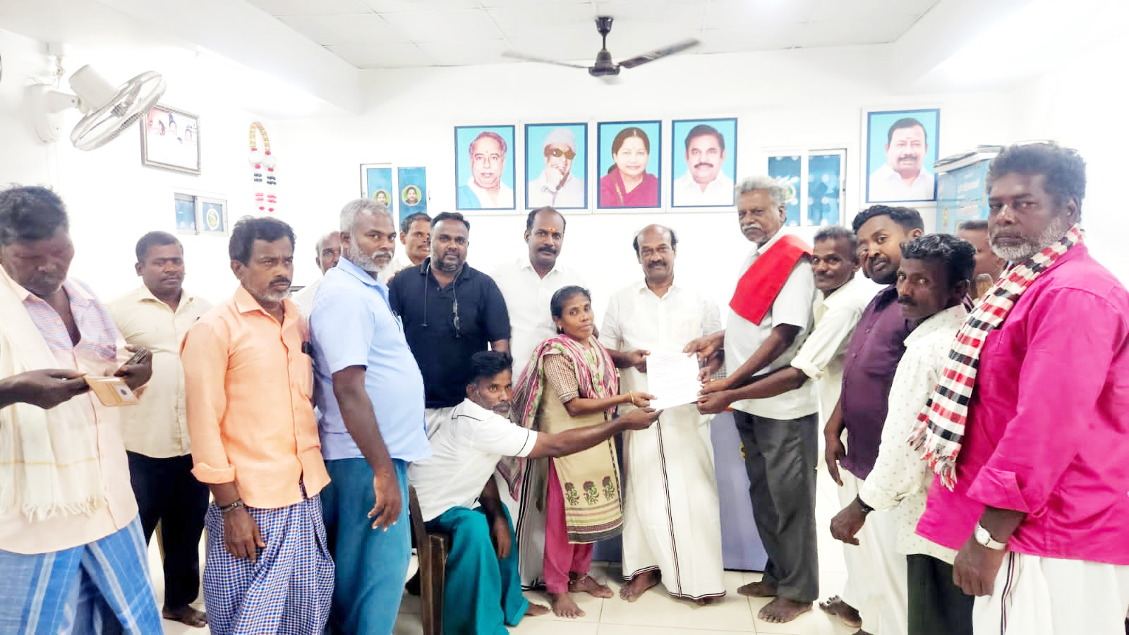 எம்எல்ஏ-விடம் மாற்றுத்திறனாளிகள் சங்கத்தினர் கோரிக்கை மனு