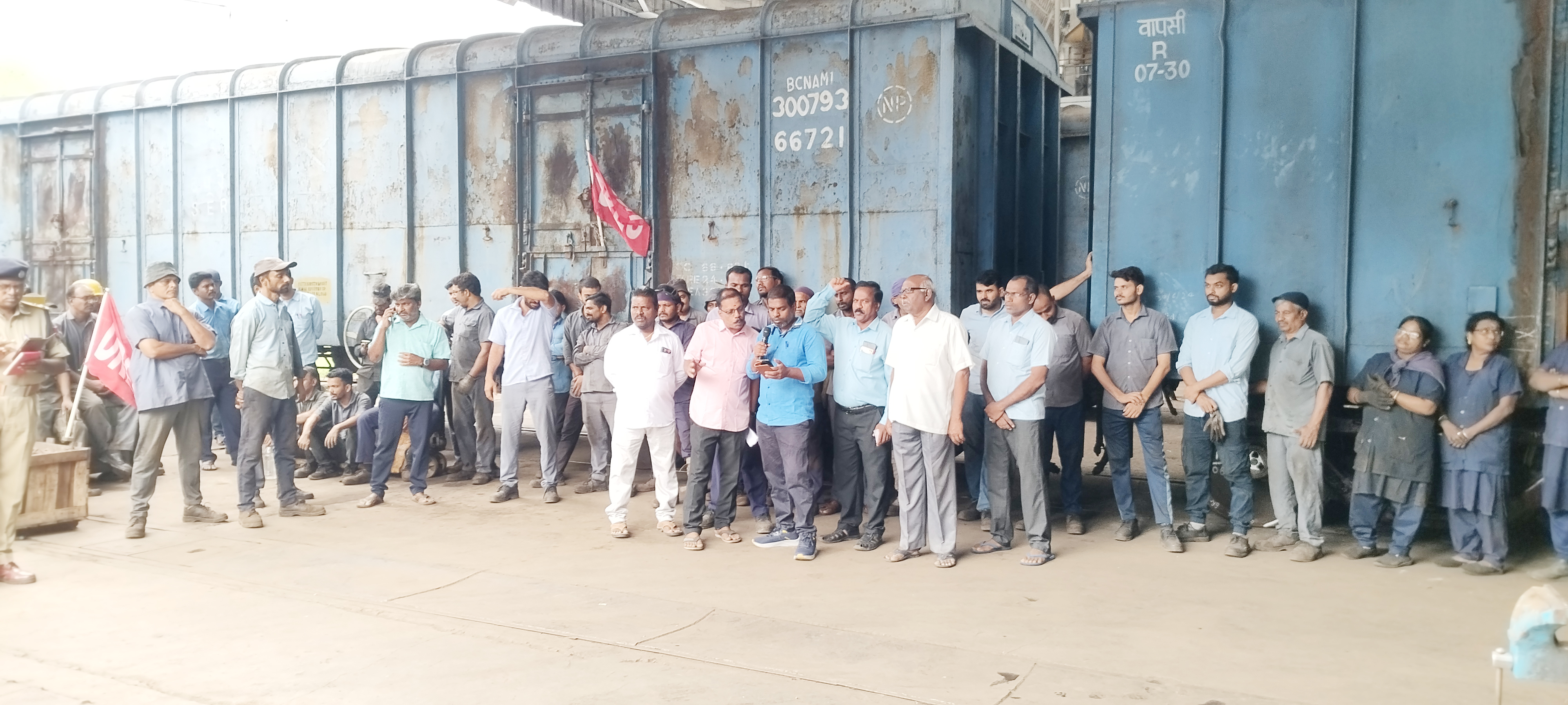 ஜோலார்பேட்டையில் தட்சண ரயில்வே ஊழியர் சங்கம் ஆர்ப்பாட்டம்