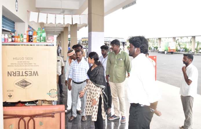 பேருந்து நிலையத்தில் ஆட்சியர் ஜெ. இ.பத்மஜா ஆய்வு