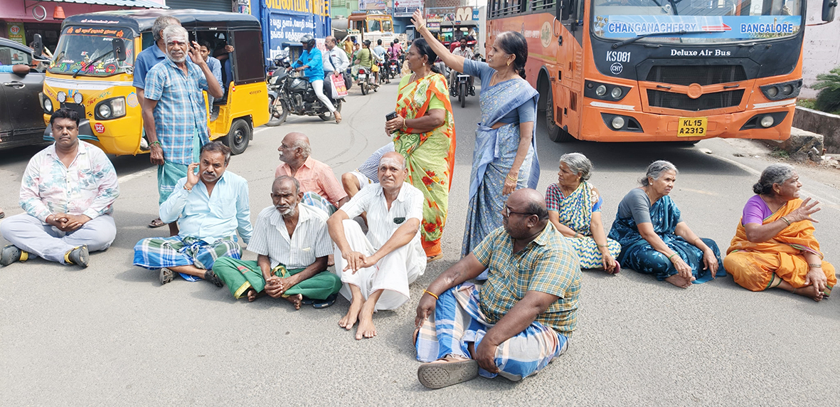 குடியிருப்புக்குள் புகுந்த மழைநீர்: பொதுமக்கள் சாலை மறியல்