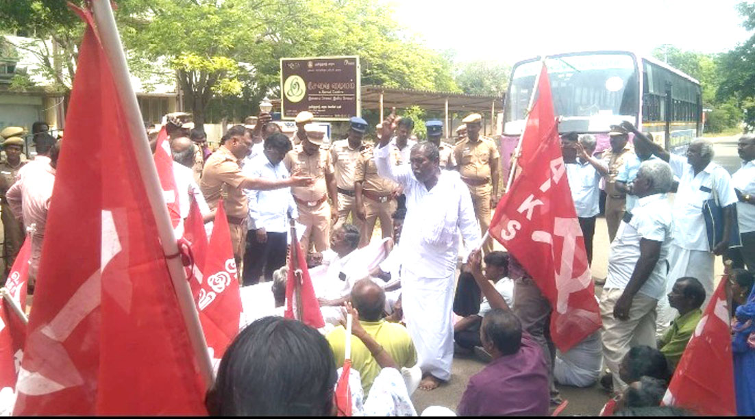 மைக்கேல்பட்டியில் விளைநிலங்கள் போலி ஆவணங்கள் மூலம் தனிநபருக்கு மாறுதல் வட்டாட்சியர், காவல்துறையினரைக் கண்டித்து தேவகோட்டை வட்டாட்சியரகம் முன்பு போராட்டம்