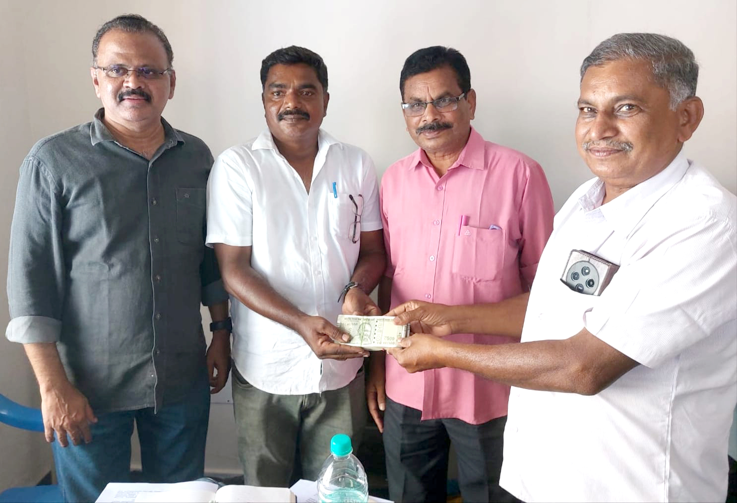பணி நிறைவையொட்டி மார்க்சிஸ்ட் கட்சிக்கு ரூ.1 லட்சம் நிதி வழங்கிய தோழர் சந்திரன்
