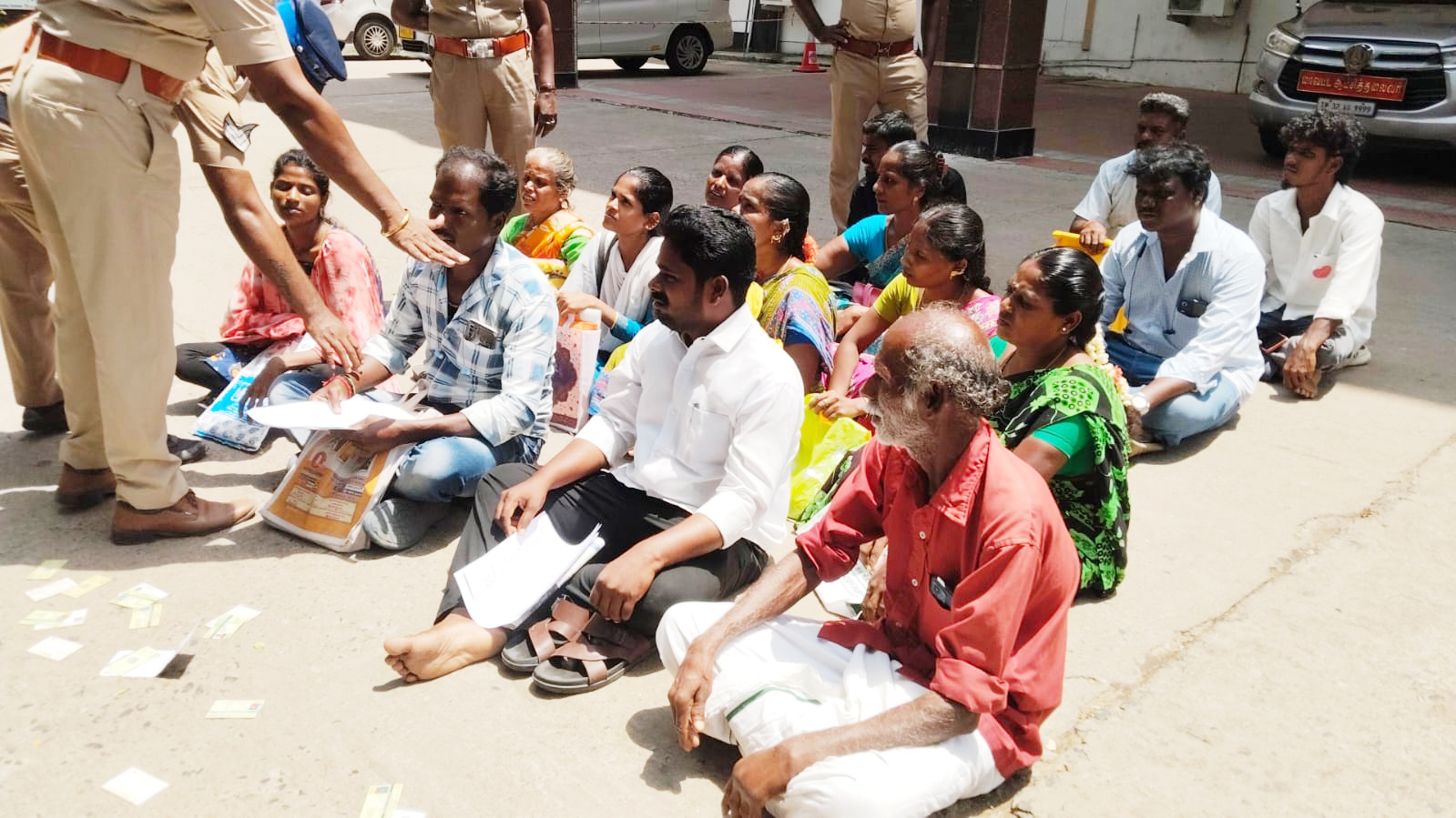விழுப்புரம் ஆட்சியர் அலுவலகத்தில் இருளர் பழங்குடியினர் தர்ணா