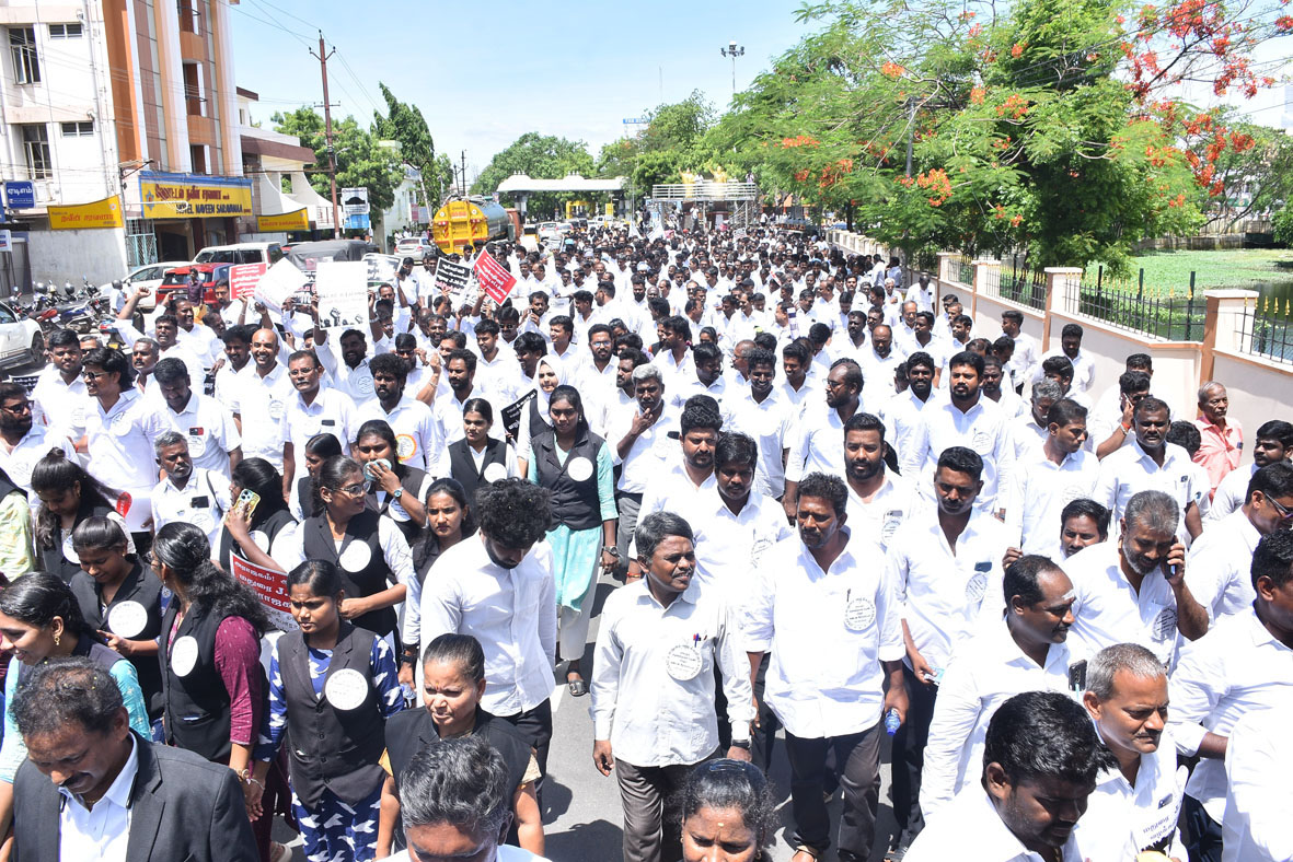 மதுரையில் 15 மாவட்ட வழக்கறிஞர்கள் பேரணி!