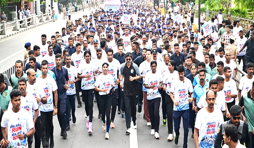 போதை விழிப்புணர்வு மாரத்தான்: மெரினாவில் மக்களுடன் ஓடிய முதல்வர் விஜய்!