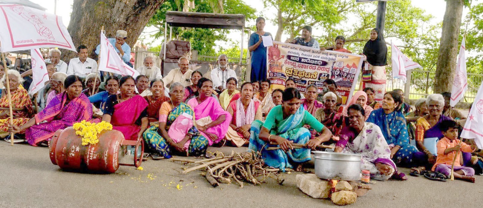 விறகு அடுப்பில் சமைத்து மாதர் சங்கத்தினர் போராட்டம்!