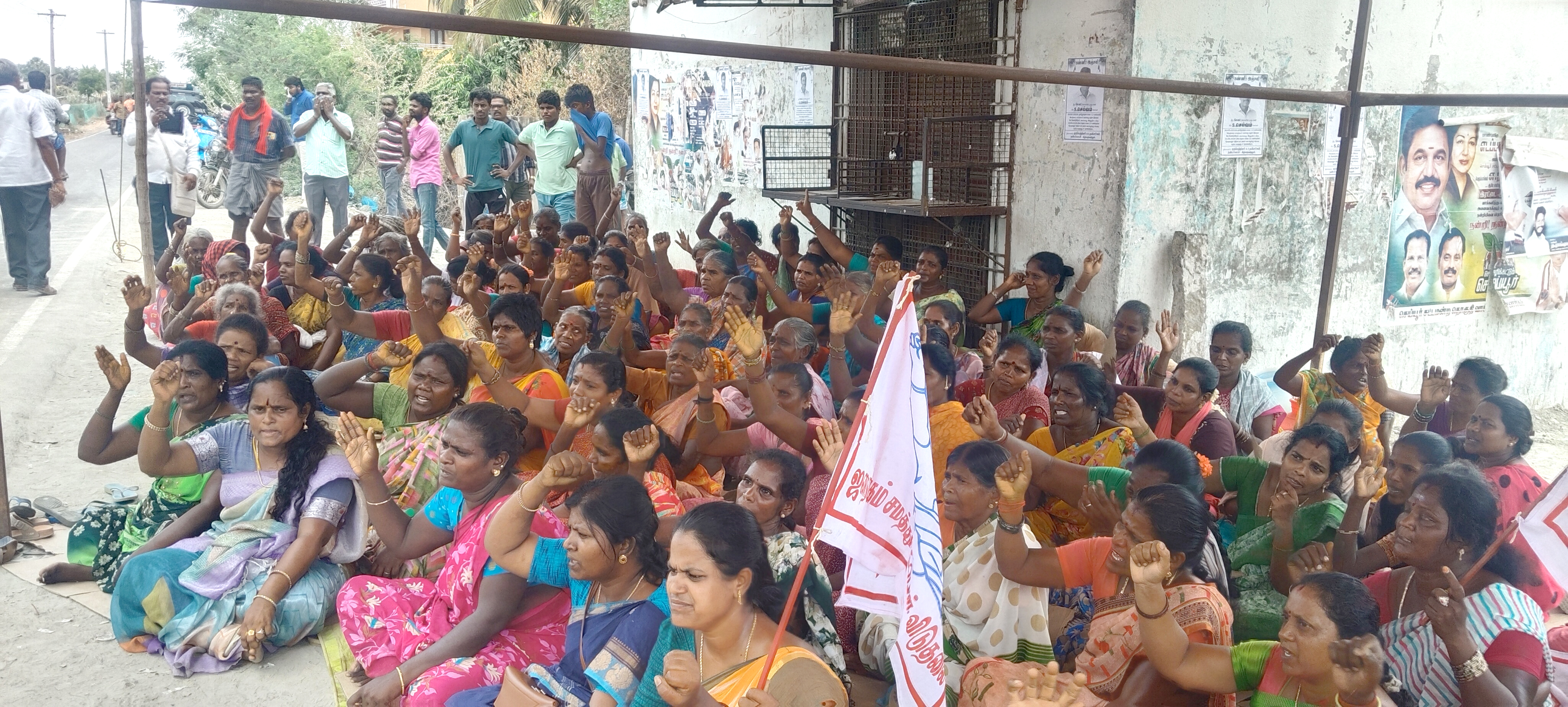 மாதர் சங்கப் போராட்டத்தால் டாஸ்மாக் கடையை தற்காலிகமாக மூட நடவடிக்கை