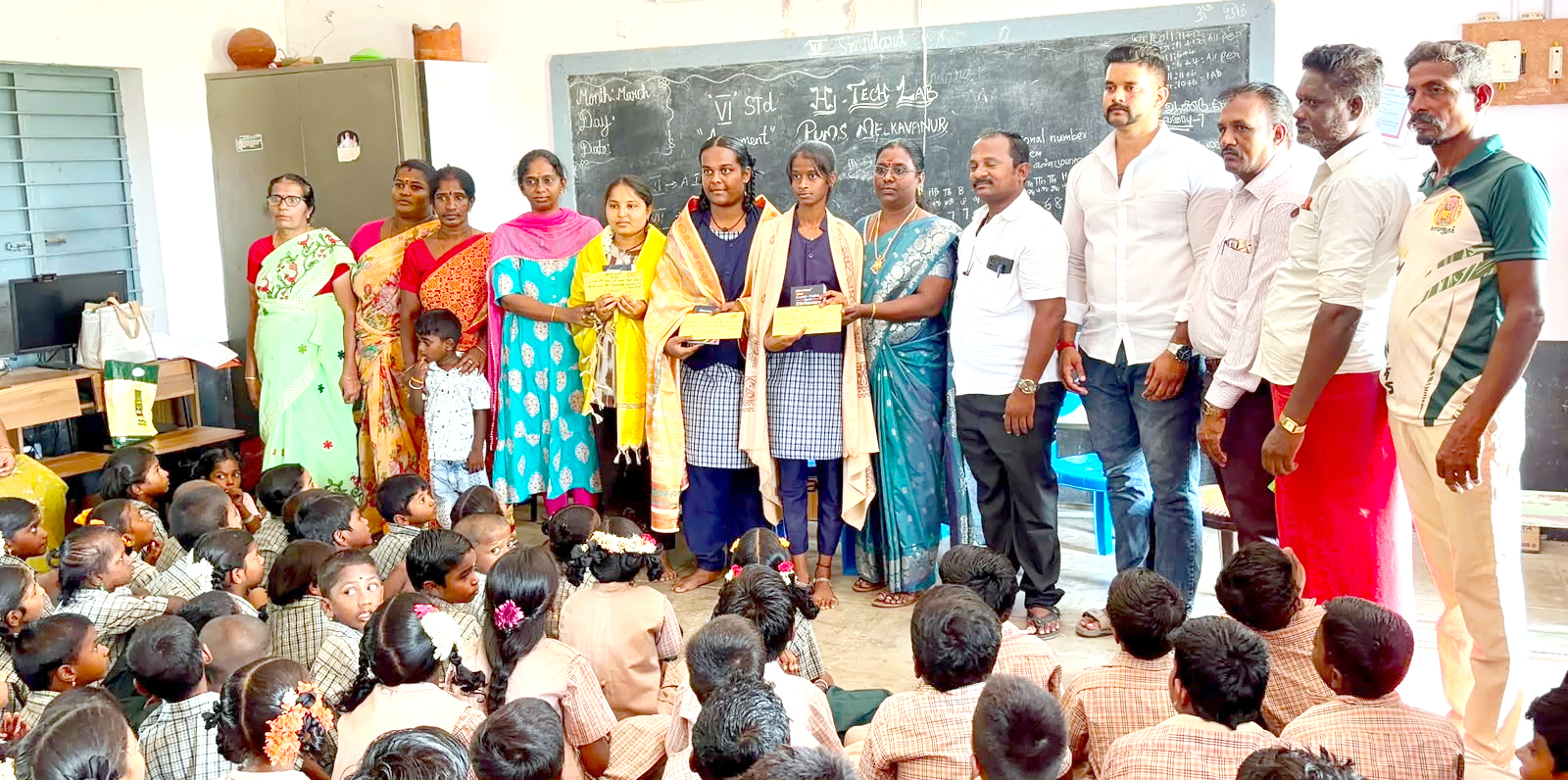 மேல் காவனூர் பள்ளியில் சாதனை மாணவிகளுக்குப் பாராட்டு விழா!