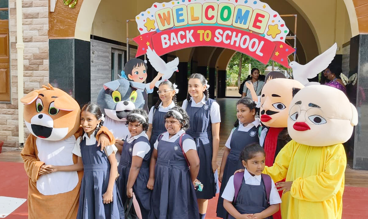 உற்சாகத்துடன் திறக்கப்பட்ட பள்ளிகள்: மாணவர்களைக் கொண்டாடிய ஆசிரியர்கள்!