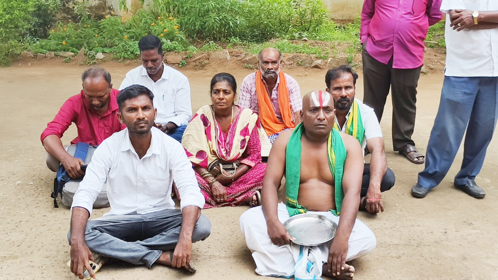 திருப்பத்தூரில் விவசாயி மொட்டை அடித்து நூதன போராட்டம்
