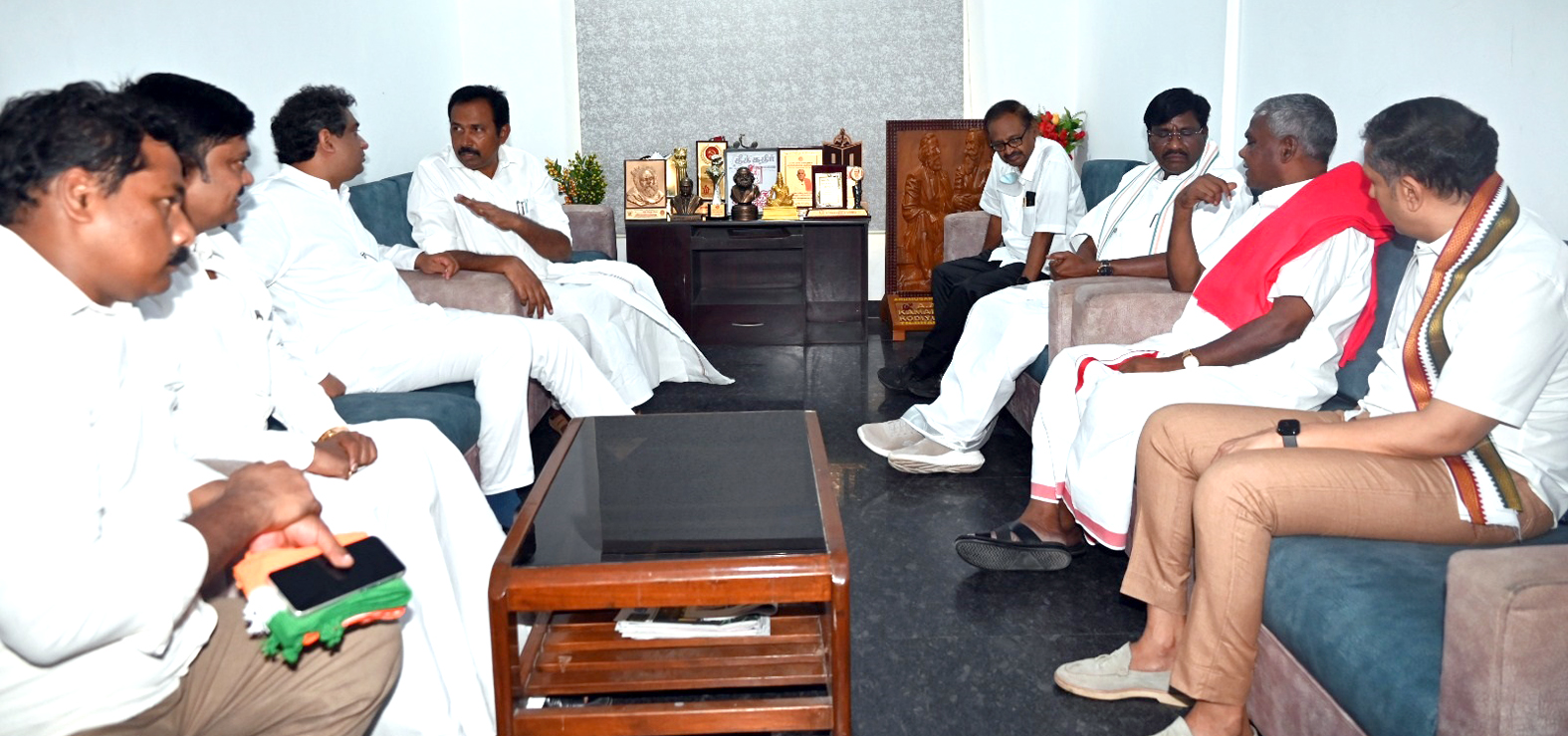 பெ. சண்முகத்துடன் தமிழக அமைச்சர்கள் சந்திப்பு
