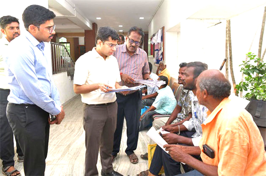 மக்கள் குறைதீர் கூட்டம் தூத்துக்குடியில் 485 மனுக்கள் அளிப்பு