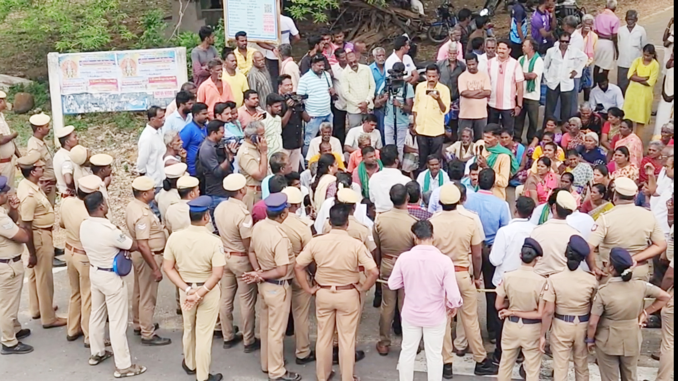 சிப்காட் தொழிற்பேட்டை அமைக்க எதிர்ப்பு விவசாயிகள் தர்ணா போராட்டம்