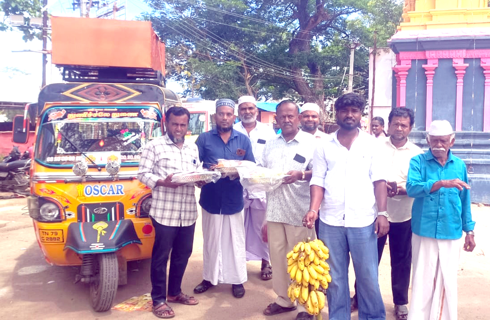 சிவகிரி கோவில் குடமுழுக்கு விழாவிற்கு சீர்வரிசை அளித்த இஸ்லாமியர்கள்