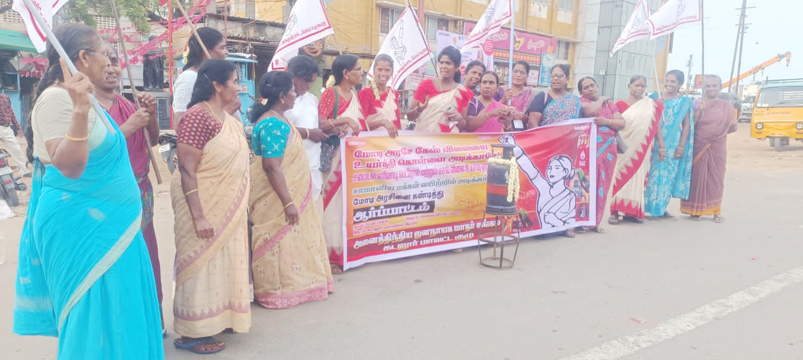 கேஸ் விலை உயர்வை கண்டித்து மாதர் சங்கம் ஆர்ப்பாட்டம்