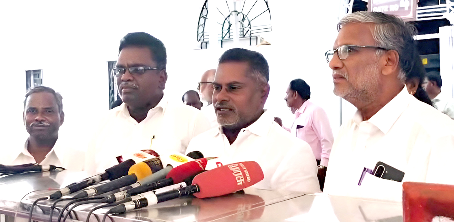 விவசாயிகளின் முக்கிய கோரிக்கைகளை நிறைவேற்றக் கோரி முதல்வரிடம் தமிழ்நாடு விவசாயிகள் சங்கம் மனு