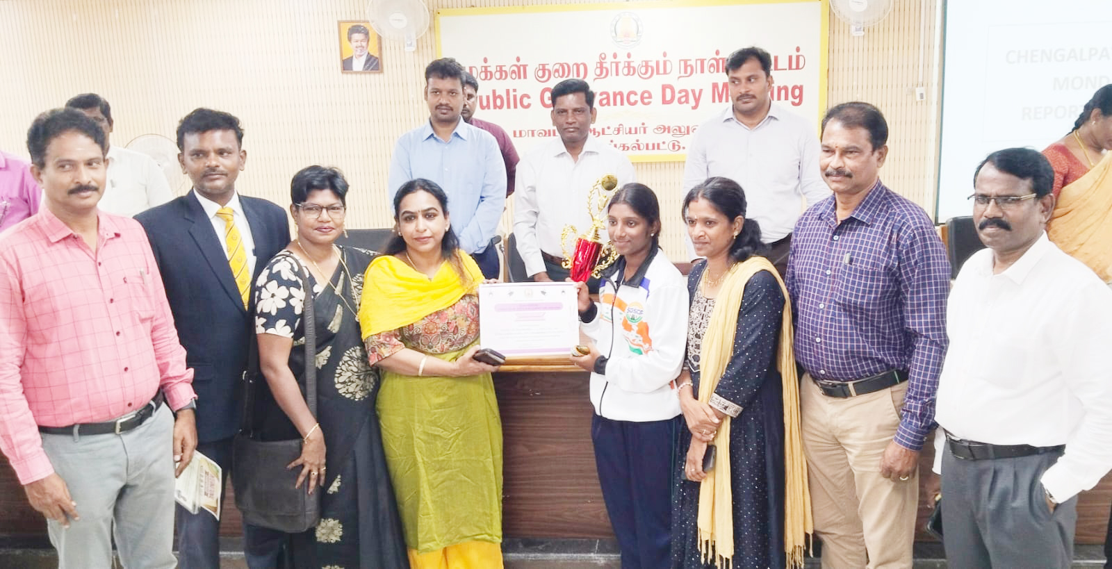 சர்வதேச கராத்தே போட்டியில் தங்கம் வென்று அசத்திய அரசுப் பள்ளி மாணவி செங்கல்பட்டு மாவட்ட ஆட்சியர் வாழ்த்து!
