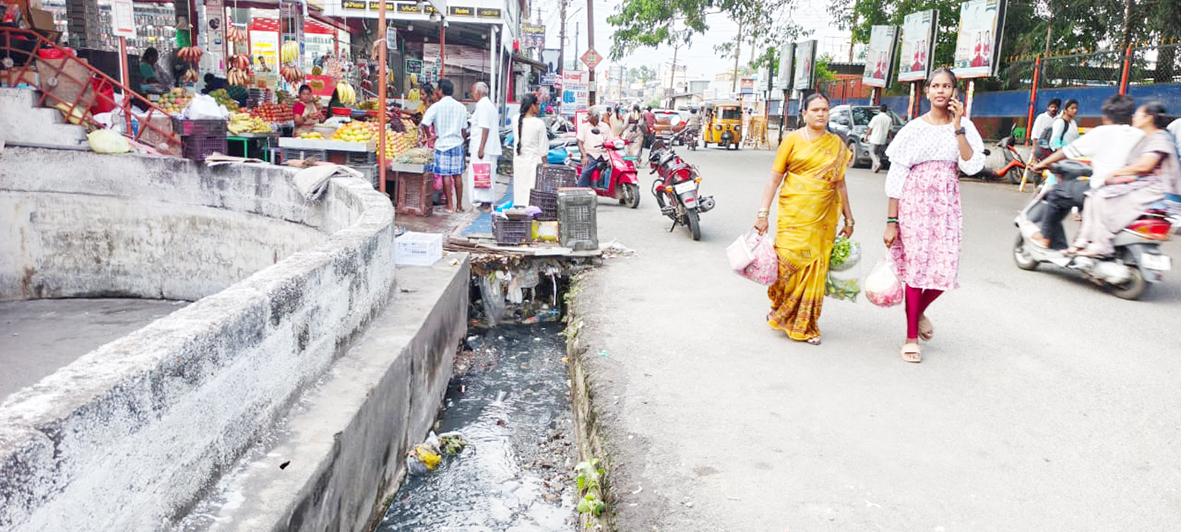 கழிவுநீர் கால்வாயை தூர்வார வலியுறுத்தல்