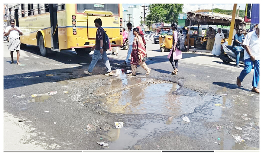 விழுப்புரம் புதிய பேருந்து நிலைய நுழைவு வாயிலில் தேங்கியுள்ள கழிவுநீர் அவதியுறும் பயணிகள்!
