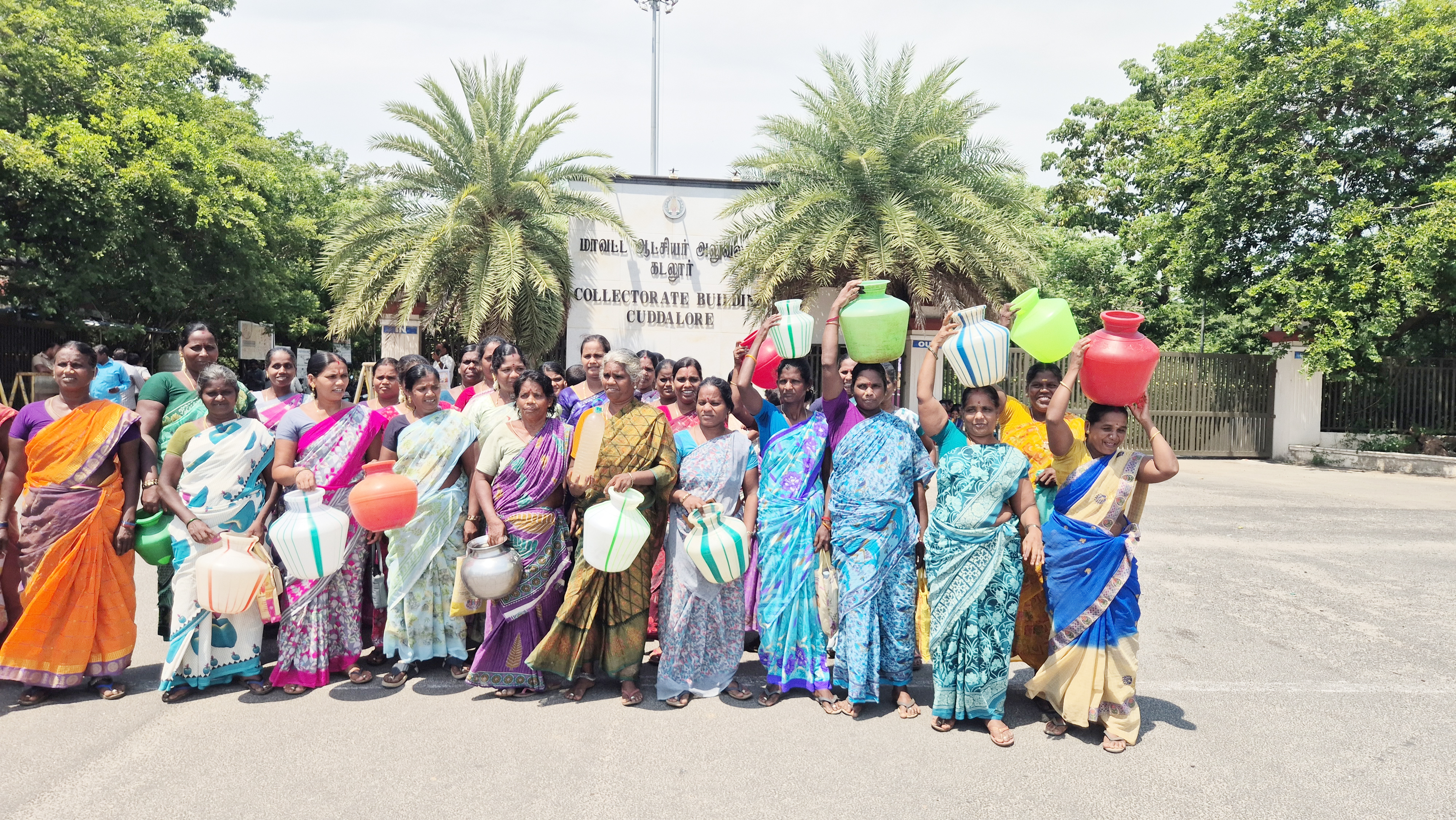 குடிநீர் கேட்டு காலி குடங்களுடன் மாவட்ட ஆட்சியர் அலுவலகத்தை முற்றுகையிட்ட கிராம மக்கள்