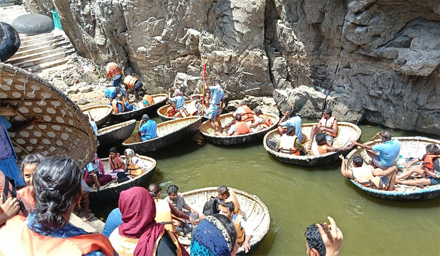 ஒகேனக்கல்லில் பரிசல் கட்டணம்: டிஜிட்டல் பரிவர்த்தனைக்கு கூடுதலாக ரூ.50 வசூல்!