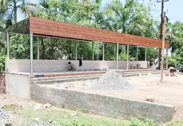 ரசோழபுரம் ஆட்சியர் அலுவலகம்: பயணிகள் நிழற்குடை அமைக்கும் பணி