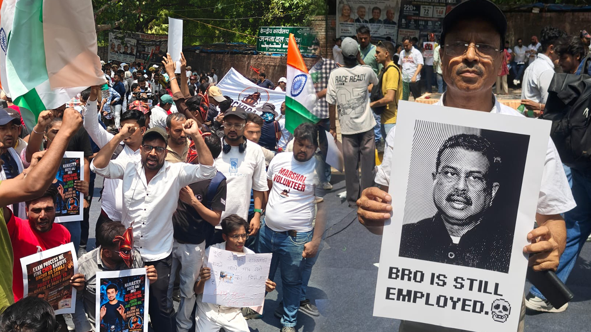 ஒன்றிய கல்வியமைச்சர் பதவி விலகக்கோரி கரப்பான் பூச்சி ஜனதா கட்சியினர் போராட்டம்!