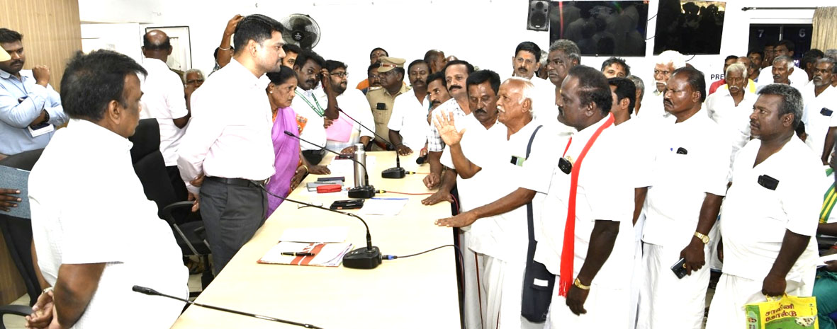 வருசநாடு வன விவசாயிகளை வெளியேற்ற உச்சநீதிமன்றம் உத்தரவு உத்தரவை நிறுத்தி வைக்க தமிழ்நாடு அரசு சீராய்வு மனு தாக்கல் செய்ய வேண்டும் குறைதீர் கூட்டத்தில் தேனி ஆட்சியரிடம் விவசாயிகள் சங்கம் வலியுறுத்தல்