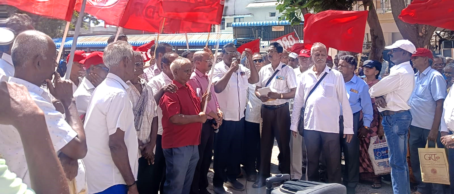 ஊழியர் விரோதப் போக்கை நிர்வாகம் கைவிட வேண்டும் ரயில்வே ஓய்வூதியதாரர்கள் ஆர்ப்பாட்டம்