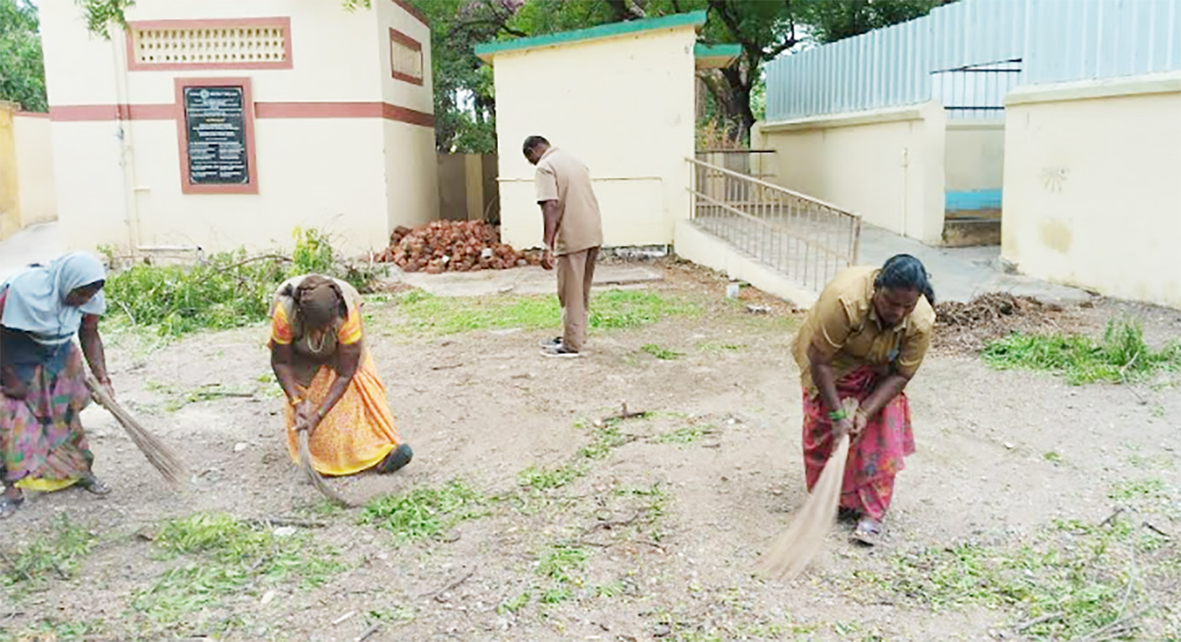 வாலிபர் சங்க கோரிக்கை எதிரொலி: அரசுப்பள்ளி வளாகம் தூய்மையானது!