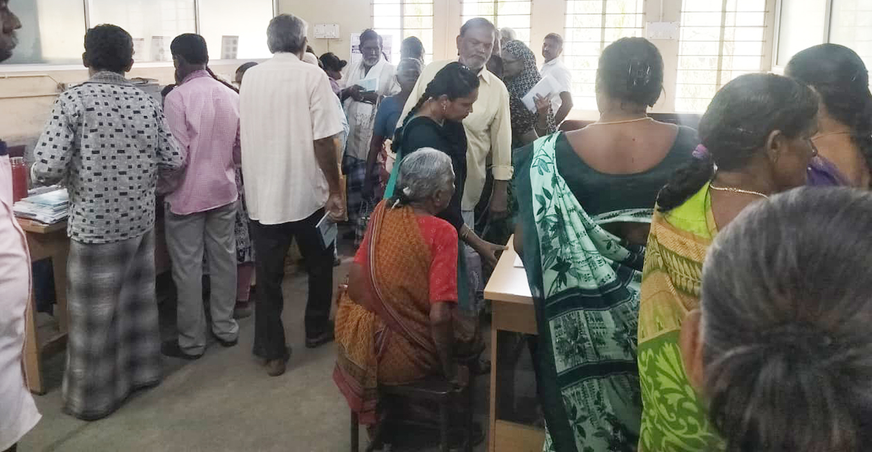 சேலம் அரசு மருத்துவமனையின் நிர்வாகக் குளறுபடியால் அவதியுறும் சர்க்கரை நோயாளிகள்