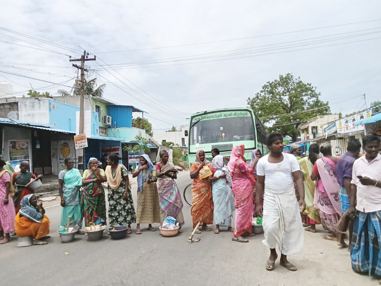 100 நாள் வேலை திட்ட ஊதியப் பிரச்சனை பொதுமக்கள் சாலை மறியல்