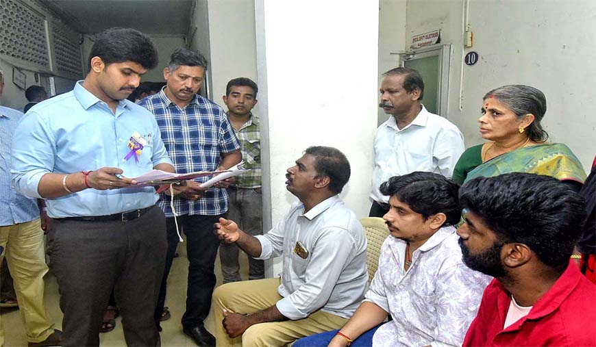 மாற்றுத்திறனாளிகளை சந்தித்து கோரிக்கை மனுக்களை வாங்கிய ஆட்சியர்