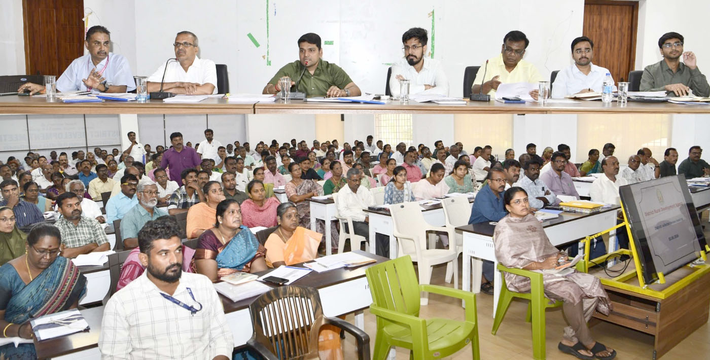 தேனி மாவட்ட ஊரக வளர்ச்சி முகமை கூட்டரங்கில்