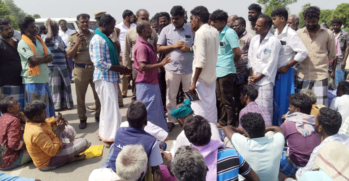 தனியார் கல்குவாரிக்கு எதிர்ப்பு காலிக்குடங்களுடன் பெண்கள் சாலை மறியல்