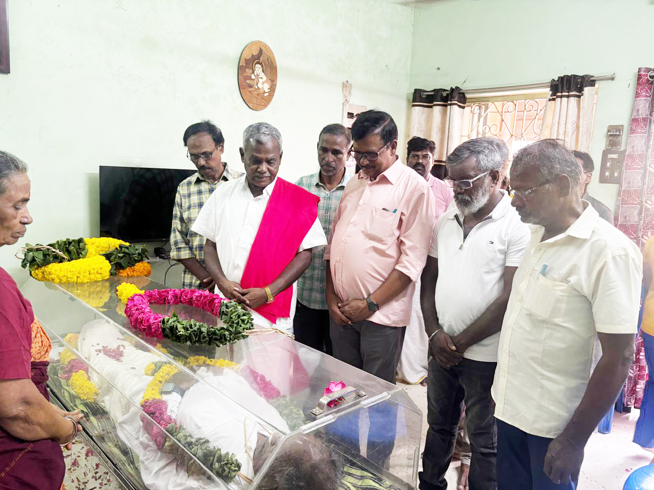 தோழர் தேவராஜுலு உடலுக்கு பெ.சண்முகம் அஞ்சலி