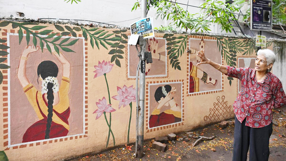 சுவர்களைக் கடந்து இணைந்த சமூகம் கலைஞர் கமலா ரவிக்குமாரின் வண்ணமயமான முன்னெடுப்பு