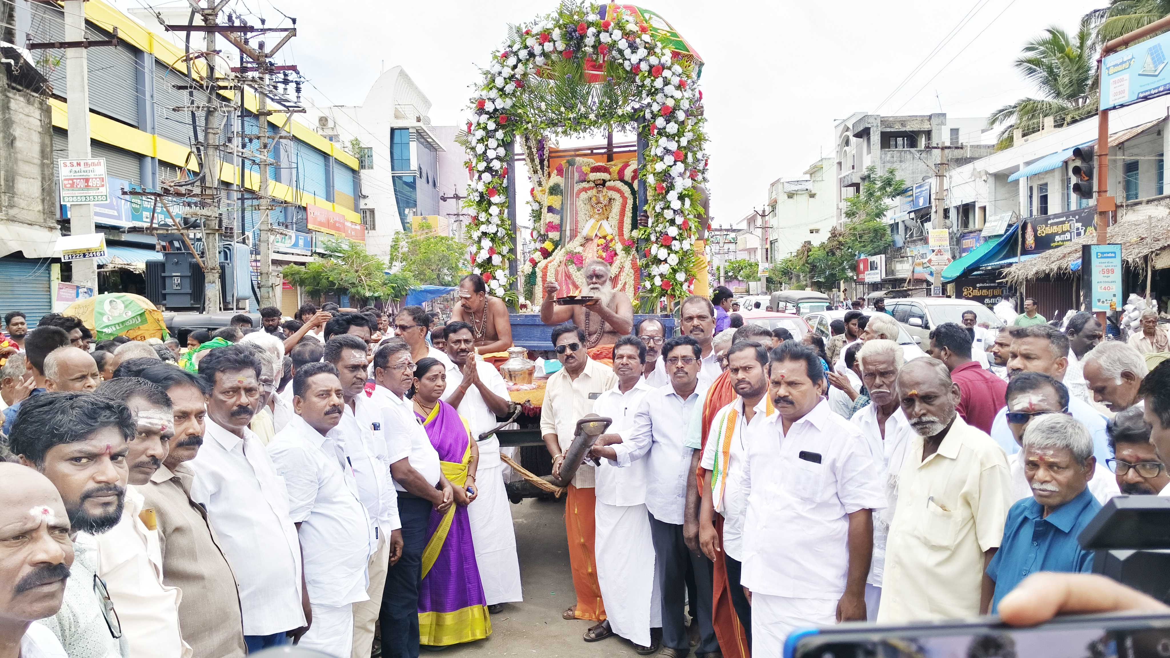 சிதம்பரத்தில் நந்தனார் சிலை வீதி உலா ஆனித் திருமஞ்சன விழாவை முன்னிட்டு கோலாகலம்