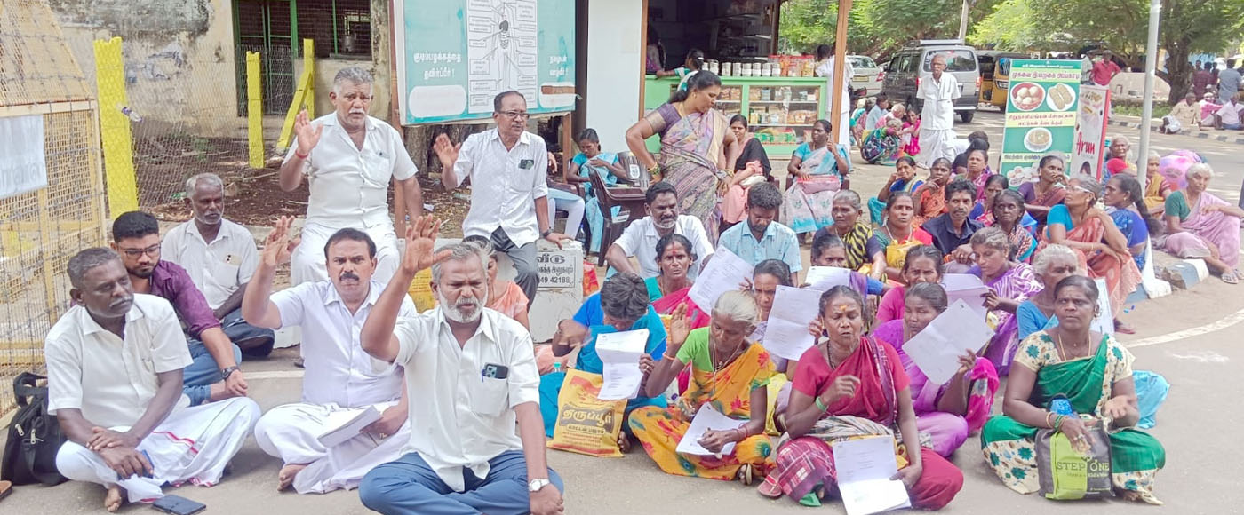 சாலையோர வியாபாரிகளை முன் அறிவிப்பின்றி அகற்றுவதா? நகராட்சி அலுவலகம் முன்பு முற்றுகைப் போராட்டம்