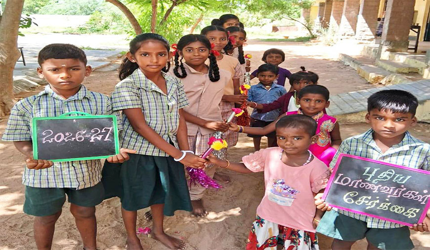 கோடை விடுமுறைக்குப் பின் தமிழகத்தில் பள்ளிகள் திறப்பு! மாணவர்கள் உற்சாகம்; இனிப்பு வழங்கி ஆசிரியர்கள் வரவேற்பு