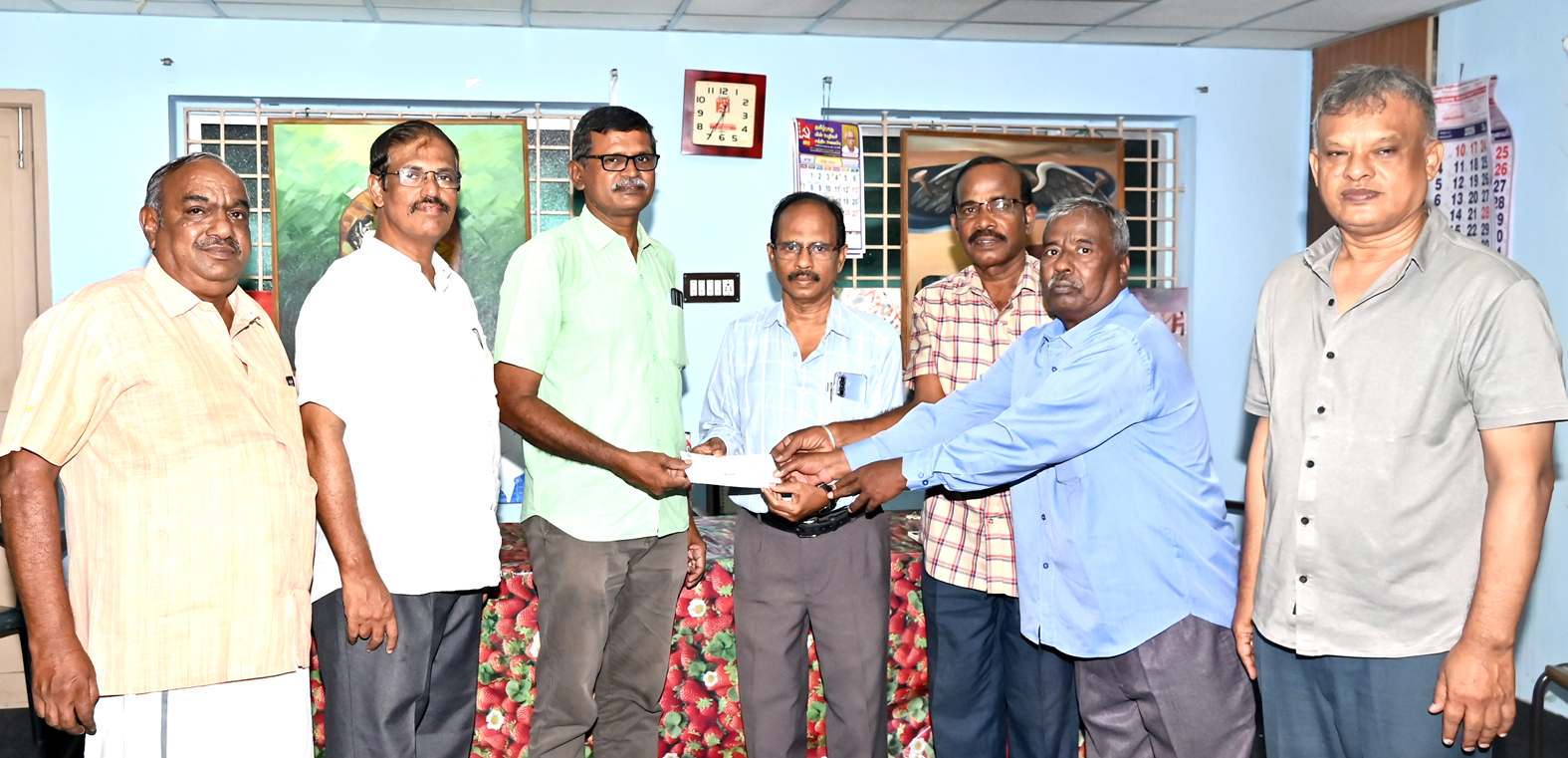 வடமாநிலத் தொழிலாளர் போராட்ட நிதி: பிஎஸ்என்எல் ஓய்வூதியர் சங்கத்தினர் வழங்கினர்