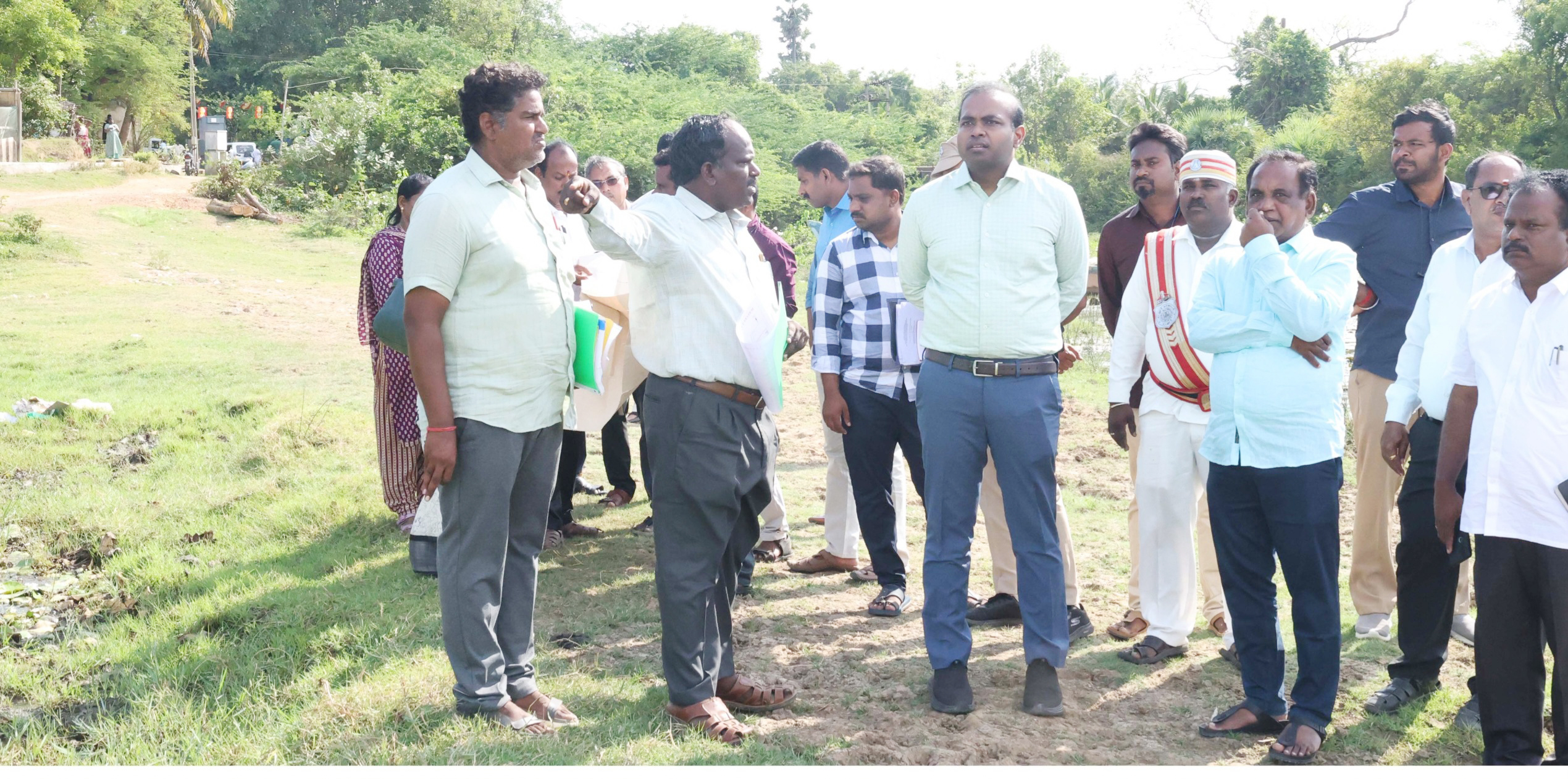 கடலூர் அருகே உள்ள அரிசிபெரியாங்குப்பம் பகுதியில், கொண்டங்கி ஏரியைத்