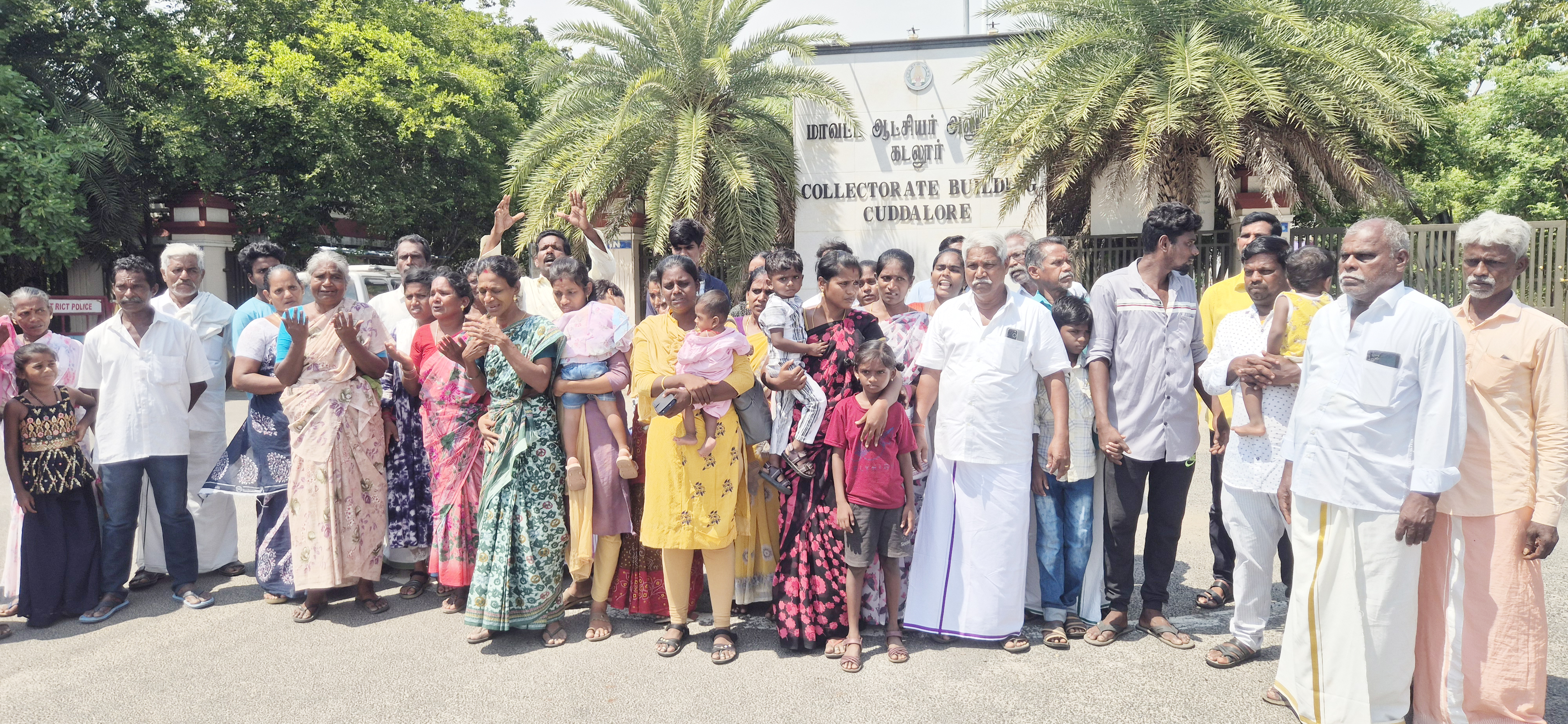 கடலில் மாயமான 3 மீனவர்களை கண்டுபிடிக்க கோரி ஆட்சியரிடம் மனு