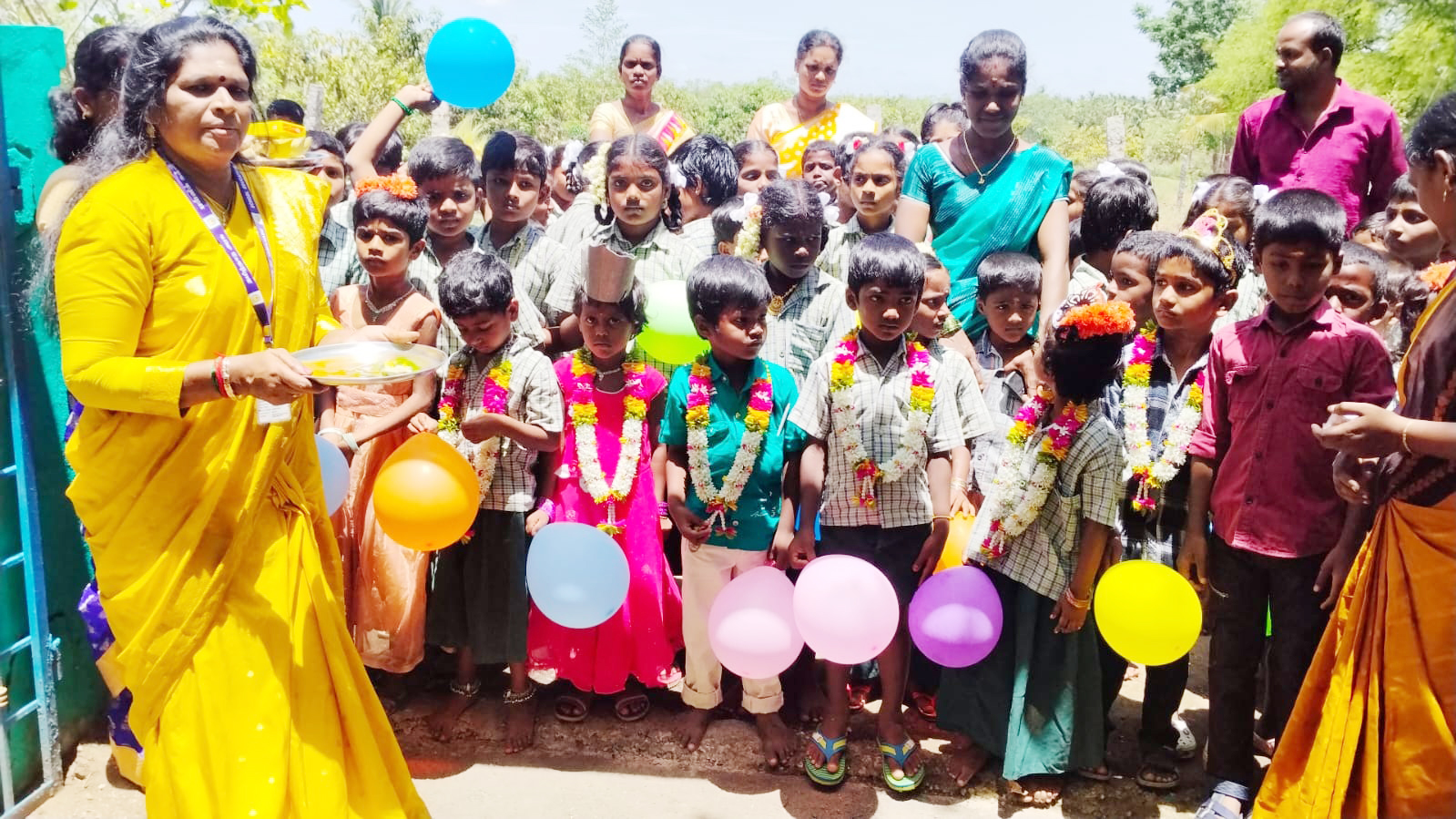அரசு பள்ளி மாணவர்களை வரவேற்ற ஆசிரியர்கள்