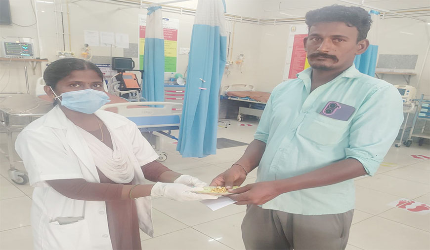 மயங்கி விழுந்த பெண்ணின் பணம், நகைகளை ஒப்படைத்த 108 ஊழியர்கள்